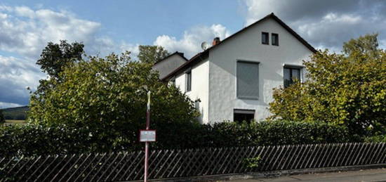 Zweifamilienhaus mit großem Grundstück in Marburg Elnhausen