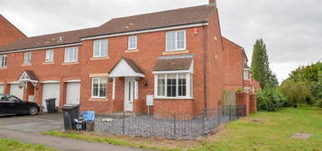 4 bedroom semi-detached house to rent