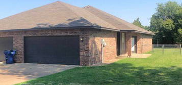 107 E  Forster Ln, Mustang, OK 73064