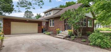 1726 Overview Ct, Dubuque, IA 52003