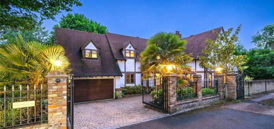 5 bedroom detached house