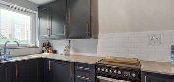 Flat to rent in Marston Way, London SE19