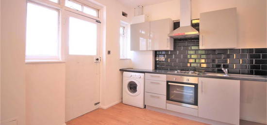 Flat to rent in Tentelow Lane, Norwood Green UB2