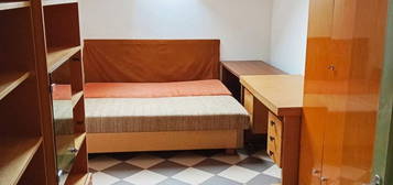 Szeged Belvárosában az Árkádnál szoba kiadó