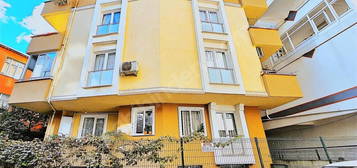 E5 VE MARMARAYA YÜRÜME MESAFESİ ÇARŞI MERKEZDE BÜYÜK BALKON 2+1