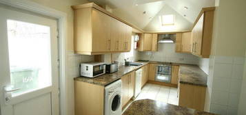 6 bedroom semi-detached house to rent