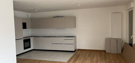 Appartement  à louer, 4 pièces, 3 chambres, 80 m²