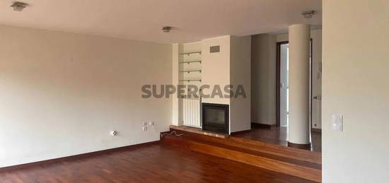 Apartamento T2 completamente remodelado em Aldoar