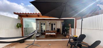 Apartamento T1 c/ terraço e garagem