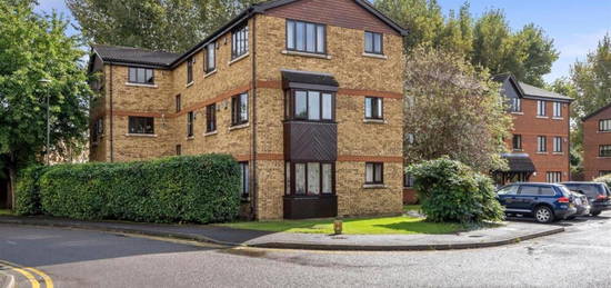 Flat to rent in Birchwood Close, Morden, Surrey SM4