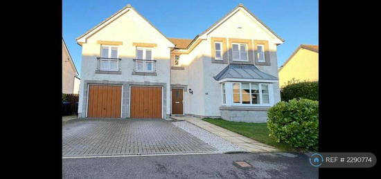 5 bedroom detached house