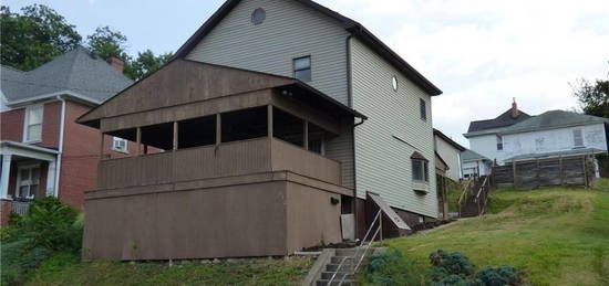 512 N 3rd St, Jeannette, PA 15644