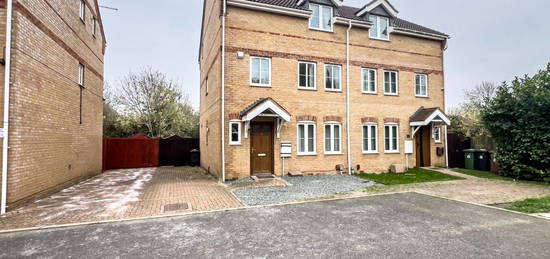 Town house to rent in Phoenix Close, Fletton, Peterborough PE2