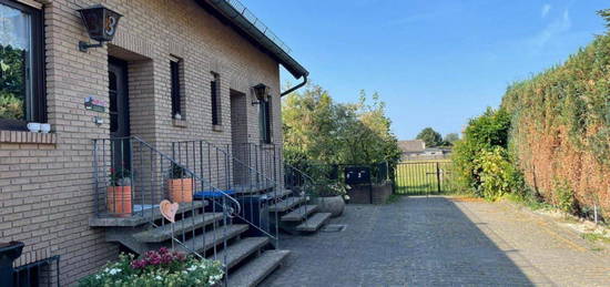 Doppelhaushälfte mit Garage, Carport, Terrasse und Garten