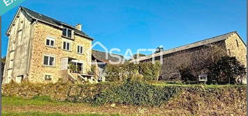 Ancien corps de ferme avec une maison d'habitation de 130 m² et environ 700m² de dépendances.