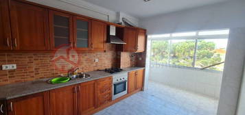 Apartamento T3 no Alto do Moinho com a cozinha semi-equipada. LER T...