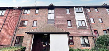 Flat to rent in Woodhams Close, Battle TN33