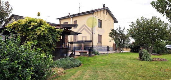 Casa o villa in vendita in via Santina