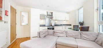 Flat to rent in Trinity Tower, 28 Quadrant Walk, Canary Wharf, London E14