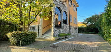 Villa in vendita in viale della Resistenza, 2