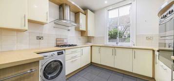 Terraced house to rent in Brudenell Road, London SW17