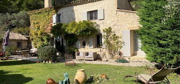 Bergerie restaurée à vendre à Mérindol près de Lourmarin avec un jardin, une piscine et une très belle vue