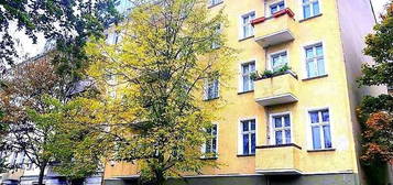 FURNISHED FLAT/MÖBLIERTE WOHNUNG- Schöne Altbauwohnung mit Balkon im Zweitbezug nach Modernisierung