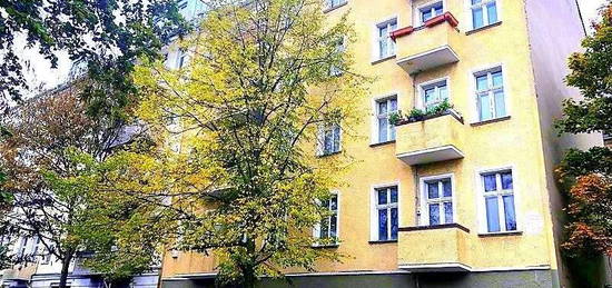 FURNISHED FLAT/MÖBLIERTE WOHNUNG- Schöne Altbauwohnung mit Balkon im Zweitbezug nach Modernisierung