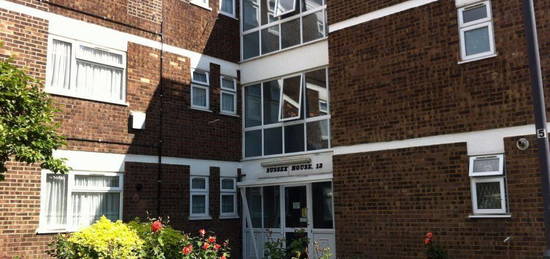 Flat to rent in Stratton Close, Edgware HA8