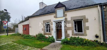 Maison à vendre dans le bourg de Radenac 2 chambres.