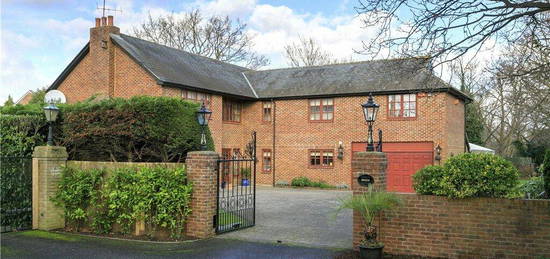 5 bedroom detached house