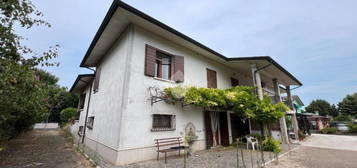 Villa bifamiliare via Garusi Dr. Nord 6, Centro, Redondesco