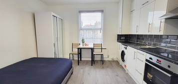 Studio to rent in Essex Road, Islington N1