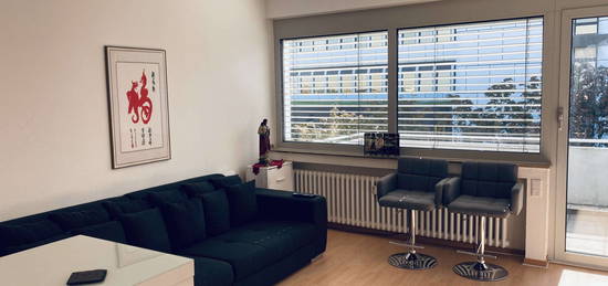 Zentrale Wohnung mit großem BALKON !!