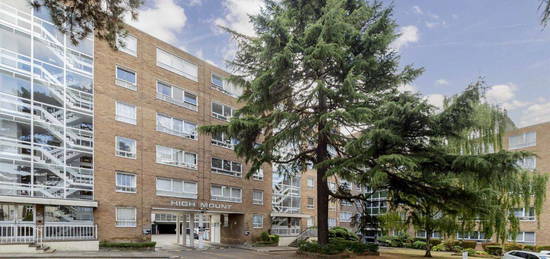 Flat to rent in High Mount, Station Road, London NW4