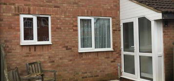 Town house to rent in Barcombe Close, Banbury OX16