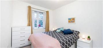 Room to rent in Emerald Square, London SW15
