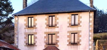 Grande maison solide indépendante sur son terrain plat de 1600 m2