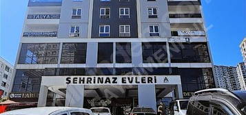 KAŞÜSTÜ ŞEHRİNAZ EVLERİNDE ÖN CEPHEDE 2+1 SATILIK DAİRE&OFİS