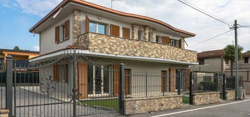 Villa unifamiliare, ottimo stato, 325 m², Centro, Brembate