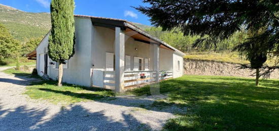 Maison avec 3 logements indépendants sur un terrain bordé d'un ruisseau région Bourdeaux