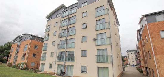 Flat to rent in St James Place, De Grey Road, Colchester CO4