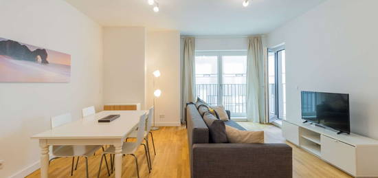 Möblierte 2-Zimmerwohnung mit Balkon und Concierge zur langfristigen Miete in Mitte