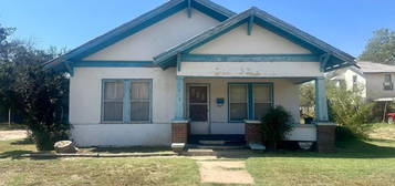 412 S Main St, Floydada, TX 79235