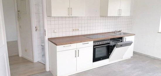 !! Neu renoviert, Einbauküche, Dachgeschosswohnung in ruhiger Nebenstraße !!