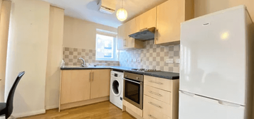 Flat to rent in Buckleigh Road, London SW16