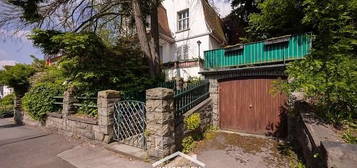 Historisches Einfamilienhaus mit Mansarddach, Balkon, Garage und Garten in der Parkstr.