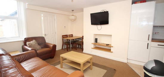 Flat to rent in Grosvenor Road, Jesmond, Newcastle Upon Tyne NE2