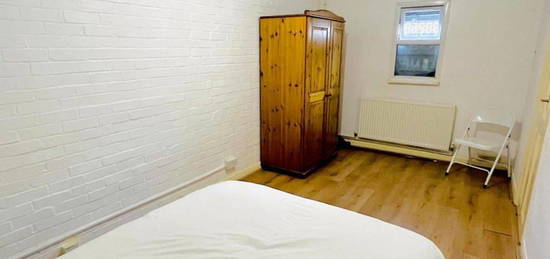 Room to rent in Oswald's Mead, Lindisfarne Way, London E9