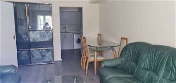 Flat to rent in Stirling Grove, Hounslow TW3